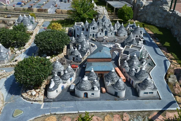 Trulli w Alberobello - Włochy w miniaturze park — Zdjęcie stockowe