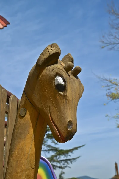 Tête de girafe sculptée en bois — Photo
