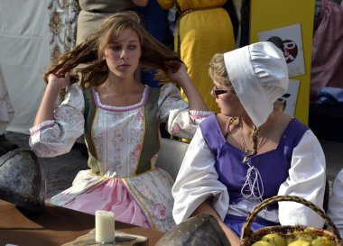 genç kadınlar izlerken, vintage elbise oturan