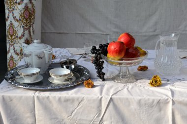 Tablo tabak meyve dolu koydu