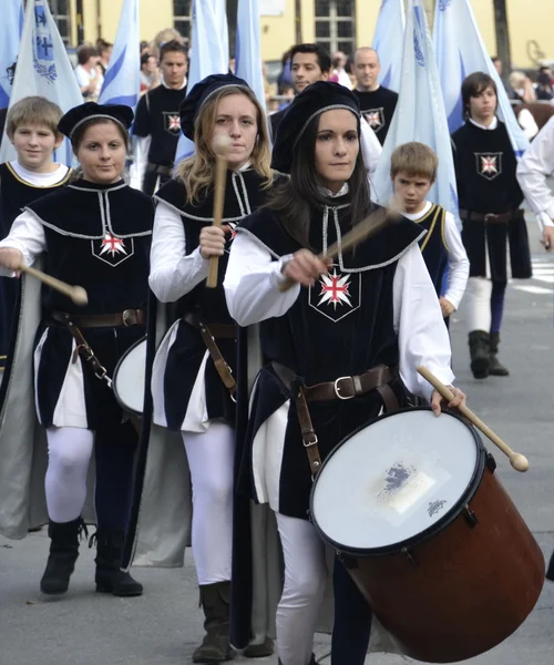 Flickor i medeltida dräkt spelar trumma rytmer — Stockfoto