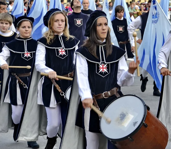 Filles en costume médiéval joue rythmes de tambour — Photo