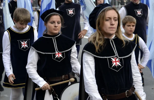 Meisjes in middeleeuwse kostuum speelt drum ritmes — Stockfoto