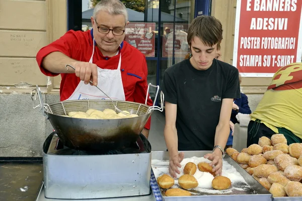 Seller of the cream buns — Stock Photo, Image