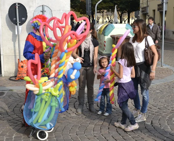 Balonlar çocuklar için renkli palyaço verir