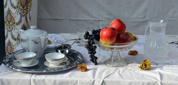 Tablo tabak meyve dolu koydu