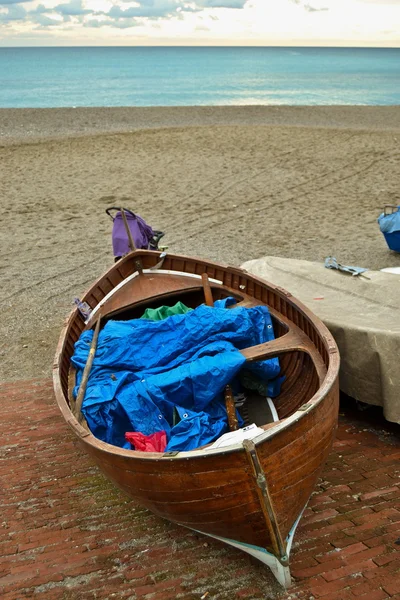 Boten nog steeds op het strand — Stockfoto
