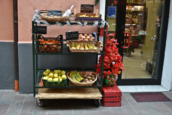 Tienda estante lleno de fruta al aire libre — Foto de Stock