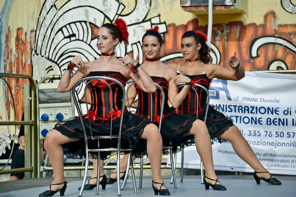 Flamenco kvinnliga dansare utföra — Stockfoto