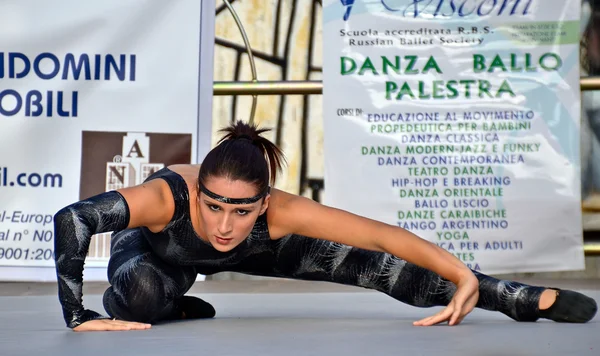 Bailarina realiza danza moderna — Foto de Stock