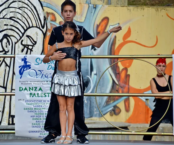 Jeune paire de danseurs se produit — Photo