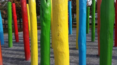 renkli ahşap direkleri