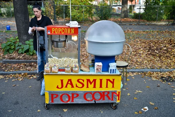 Seller popcorn — Stock Photo, Image