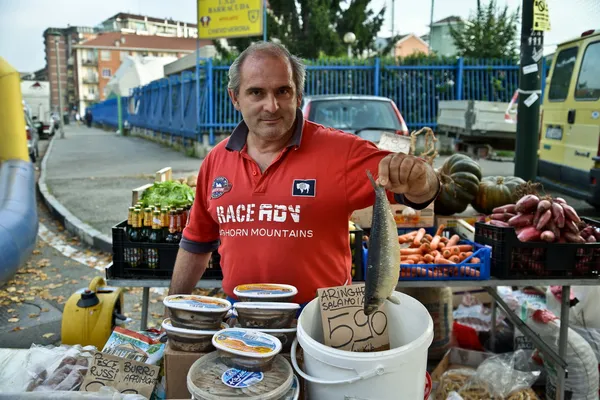 Vendedor de pescado en un mercado — Foto de Stock