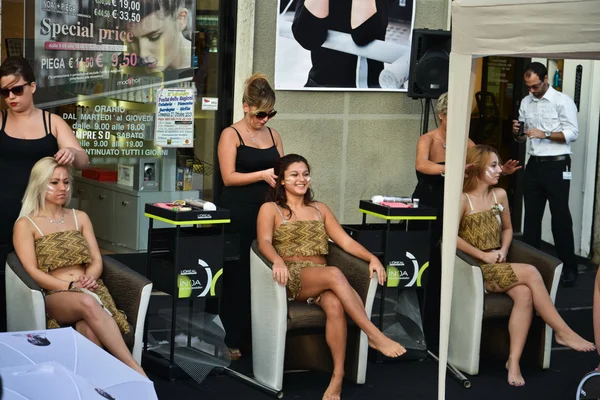 Modèles de femmes dans un stade de coupe de cheveux — Photo
