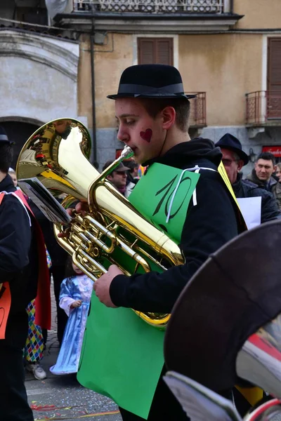 Desfile de carnaval. os músicos — Fotografia de Stock