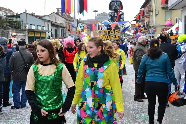 Carnival parade. Girls — Stock Photo, Image