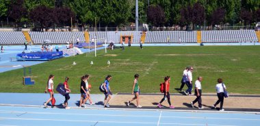 Atletizm. uzun atlama kadın yarış için hazırlık