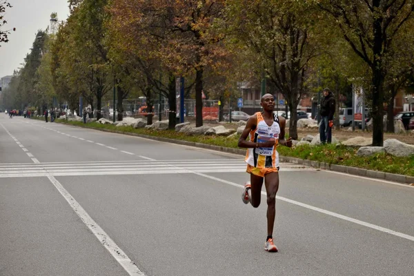 Maratón de Turín. 17 / 11 / 2013. el atleta kenian kariuki — Foto de Stock