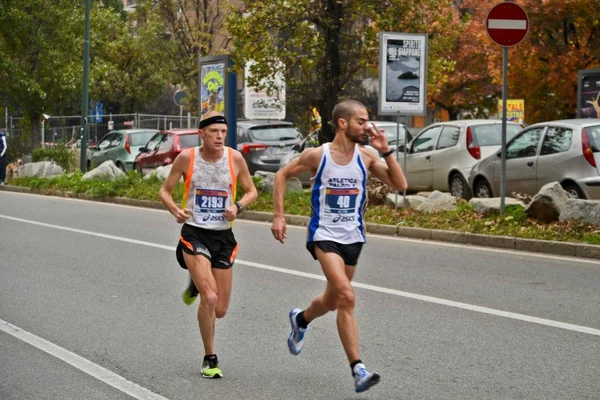 Turinmaraton. 11 / 17 / 2013. idrettsutøverne – stockfoto