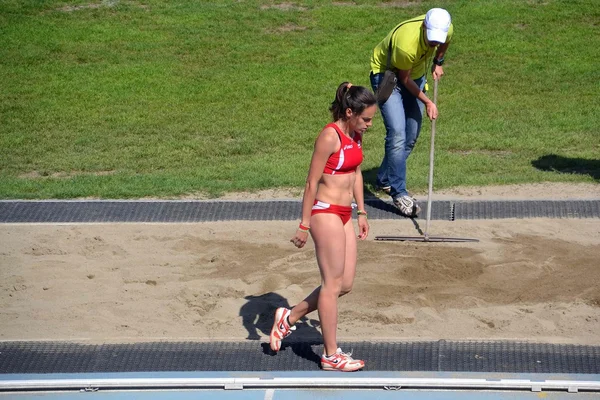 Atletica.sport。長い間ジャンプします。女の子 — ストック写真