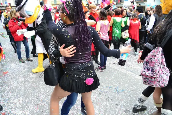 Desfile de carnaval. bailando —  Fotos de Stock