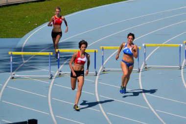 Atletizm. hendekli kadın