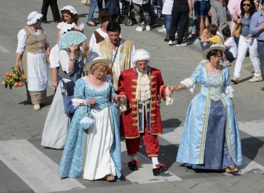 insanların eski özel geçit töreni