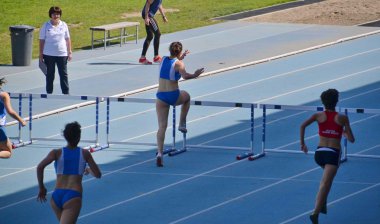 Atletizm. hendekli kadın