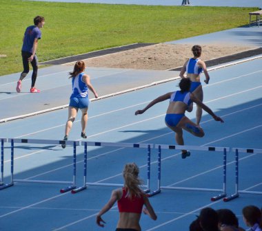 Atletizm. hendekli kadın