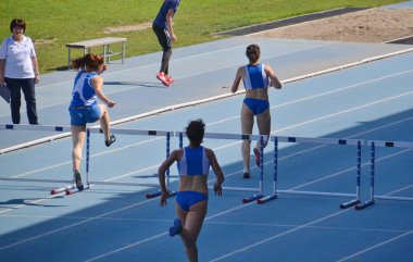 Atletizm. hendekli kadın