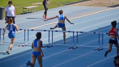 Atletizm. hendekli kadın