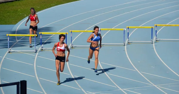 Στίβος. steeplechase γυναίκα — Φωτογραφία Αρχείου