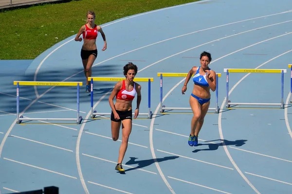 Atletismo. mujer steeplechase —  Fotos de Stock