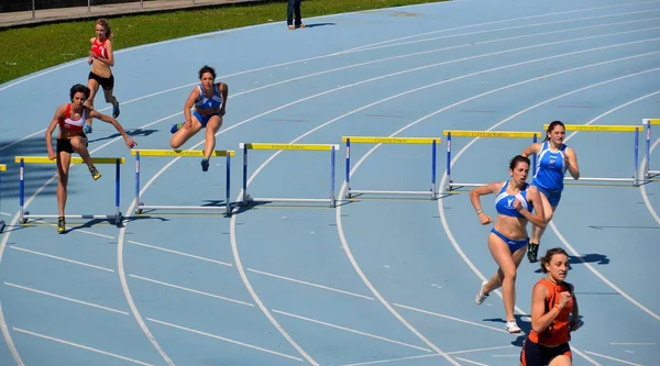 Atletizm. hendekli kadın — Stok fotoğraf