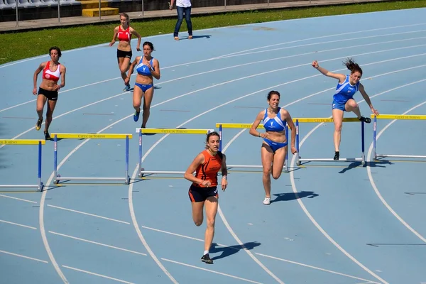 Atletizm. hendekli kadın — Stok fotoğraf