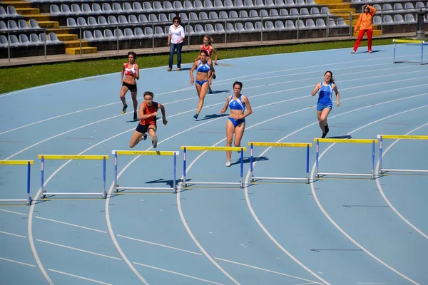 Atletica. donna steeplechase — Foto Stock