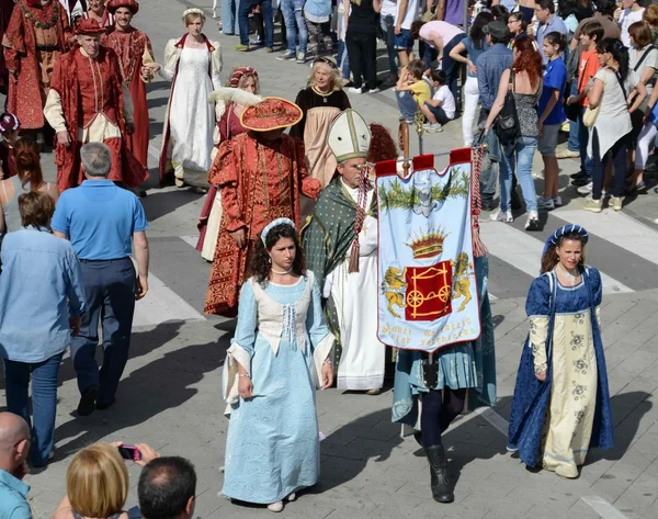 Desfile de personas en la antigua costumbre —  Fotos de Stock