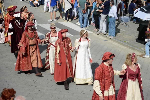 Sfilata di persone in costume antico — Foto Stock