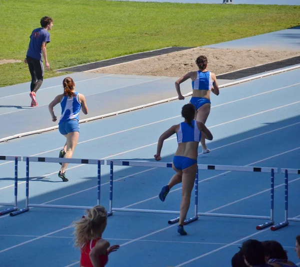 Atletica. donna steeplechase — Foto Stock