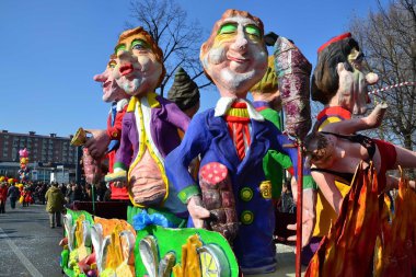 italian carnival. papier-mâché puppets