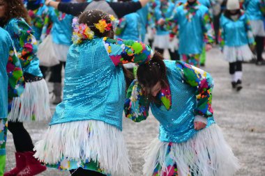 karnaval. konfeti ile oynayan kızlar