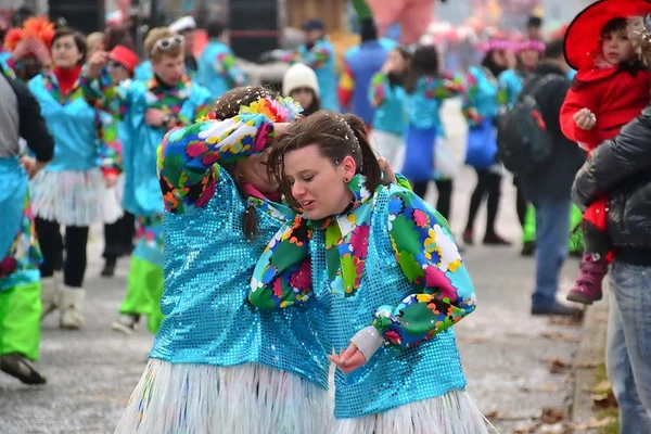 Carnaval. chicas jugando con confeti —  Fotos de Stock
