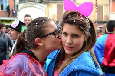 karnaval. öpüşme. kızlar