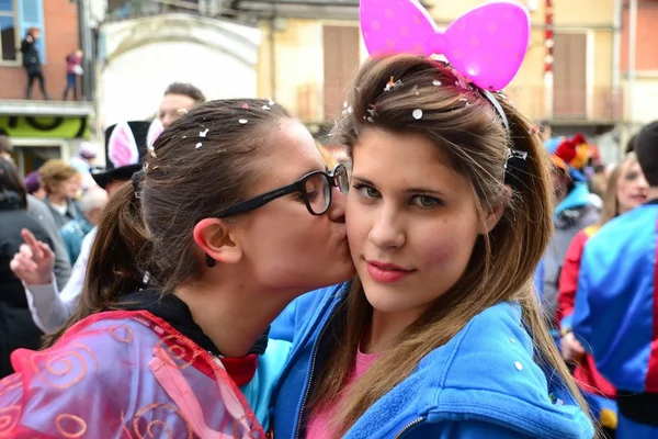 Carnaval. le baiser. filles — Photo