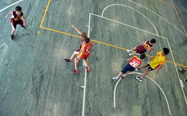 Children playing a game of basketball — Stock Photo, Image