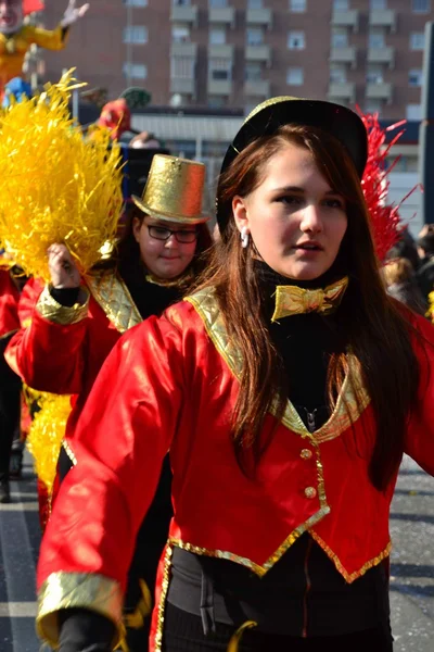 Italienischer Karneval. Cheerleader tanzen — Stockfoto