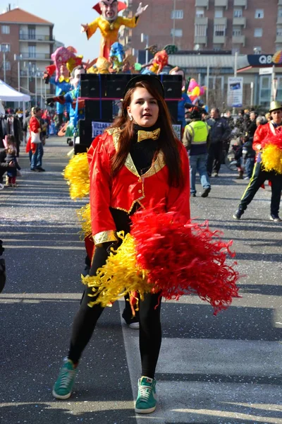 Italienischer Karneval. Cheerleader tanzen — Stockfoto