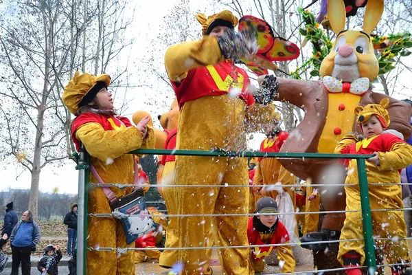 Carnaval. Los niños lanzan confeti —  Fotos de Stock