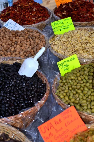 Aceitunas en venta. comida. Mediterráneo — Foto de Stock